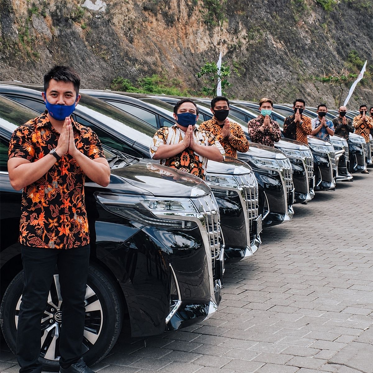 Tim driver menyambut dengan salam di depan armada Alphard