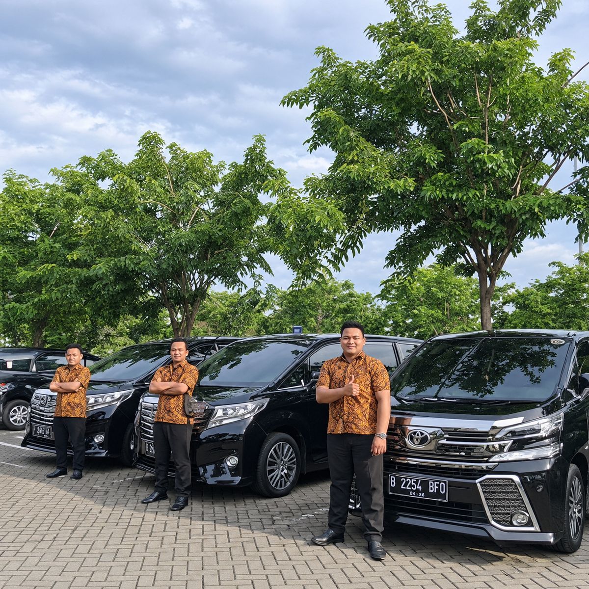 Tim driver berdiri di samping armada Alphard dan Vellfire