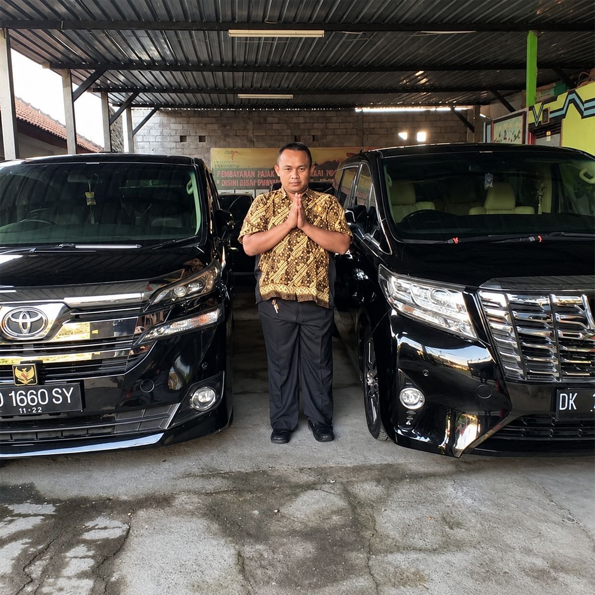 Driver menyambut di depan dua armada Alphard dan Vellfire
